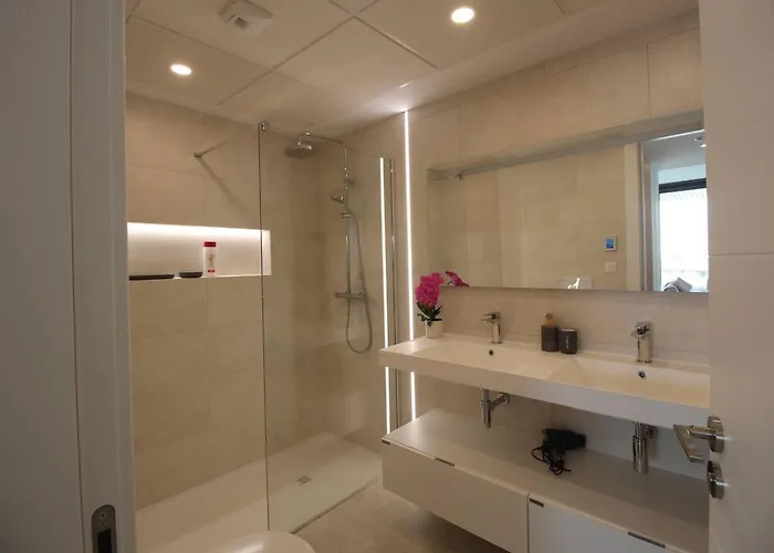 Happy Travel Jade Tower *